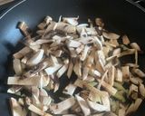 Foto del paso 3 de la receta: Tallarines de calabacín con salsa de champiñones, cebolla y queso