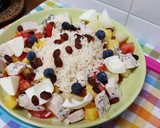 Foto del paso 1 de la receta: Arroz con pollo, huevo duro, tomate, melón y piña