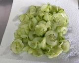 Une image de l'étape 4 de Salade de concombre mariné à la crème, persil et oignon rouge.