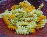 Foto del paso 4 de la receta: Fideos tricolor en ensalada con texturas y sabores varios