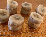 Foto del paso 2 de la receta: Bocaditos de banana con mantequilla de maní 🔥