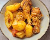 صورة لخطوة 3 من وصفة بطاطا كوشة معسلة في الفرن مع افخاذ دجاج 🥔🍗🍗