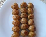 A picture of step 3 of Chicken balls skewer.