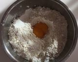 Une image de l'étape 1 de Beignets fourrés à la crèmes pâtissière et saupoudrés de pralines roses.