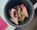 Foto del paso 2 de la receta: Caldo de pollo y huesos