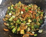 Foto del paso 6 de la receta: Pollo con vegetales en salsa de ostras