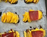 Foto del paso 1 de la receta: Hojaldritos dulce-salado de melocotón con jamón ibérico y burrata