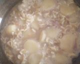 A picture of step 3 of Potatoes and noodles omelette.
