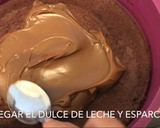 Foto del paso 8 de la receta: Bizcochuelo de chocolate al microondas con dulce de leche ®