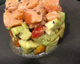 Foto del paso 4 de la receta: Tartar de salmón sobre aguacate y tomates cherry