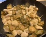 Foto del passaggio 6 della ricetta Straccetti di pollo con zucchine