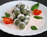 Foto del passaggio 5 della ricetta Palline all'ortica su crema all'acqua di pomodoro al basilico