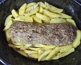 Φωτογραφία βήματος 6 της συνταγής Ρολό κιμά γεμιστό με αυγά και πατατούλες στη γάστρα