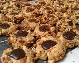 Foto langkah ke 7 dari resep Crunchy Peanut Thumbprint Cookies.