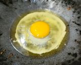 Foto langkah ke 1 dari resep Telur Ceplok Dikecapin (1207).