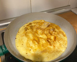 Foto del paso 2 de la receta: Tortilla francesa con queso y chorizo