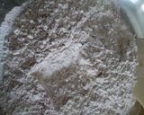 रेड वेलवेट एग्ग्लेस केक इन कुकर (Red valvet eggless cake in cooker recipe in hindi) रेसिपी चरण 2 फोटो