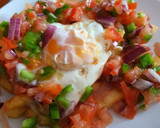 Foto del paso 4 de la receta: Huevos rotos con pico de gallo