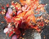 Foto langkah ke 2 dari resep Udang, telur puyuh sambal pedas.