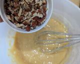 Foto langkah ke 4 dari resep Pecan Blondie Cheesecake with Blackcurrant.