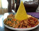 Foto langkah ke 9 dari resep Tumpeng Mini Nasi Kuning.