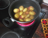 Foto del paso 4 de la receta: Merluza frita con papas asadas y mojo de pimiento y tomate seco