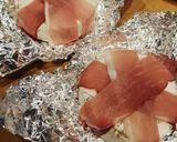 Camembert w szynce szwarcwaldzkiej z sałatką z jarmużu i batatem krok przepisu 2 zdjęcie