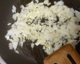 Foto del paso 1 de la receta: Garbanzos con cebolla y caballa