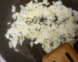 Foto del paso 1 de la receta: Garbanzos con cebolla y caballa