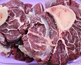 Foto del paso 2 de la receta: 🍷🍖 Estofado de osobuco al Malbec con verduras 🍖🍷 Estofado a la olla