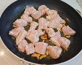 Foto del paso 3 de la receta: Salteado de pollo con pimientos del piquillo al ajillo