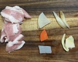 Hình bước làm 1 của món Tonjiru Soup (canh rau củ kiểu Nhật)