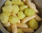 A picture of step 3 of Mashed matoke and beef stew.