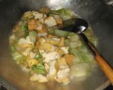 Foto langkah ke 6 dari resep Tumis Sawi Tahu Non Spicy.