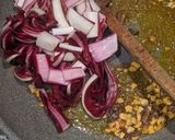 Foto del passaggio 2 della ricetta Pasta con radicchio rosso, acciughe e mozzarella di búfala