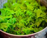 Hình bước làm 1 của món Mì Gói Nấu Tôm Nõn & Cải Xoăn Kale