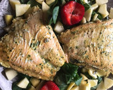 Foto del paso 6 de la receta: Salmón con ensalada de rúcula, canónigos,manzana 🍎 y fresón