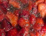 Foto del paso 3 de la receta: Frutillas maceradas con glicina sobre skyr de producción nacional 🇦🇷 🍓 con toque de sal Maldon 🧂