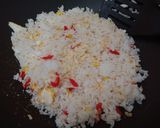 Foto langkah ke 4 dari resep Nasi Goreng Bawang Putih.