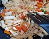 รูปขั้นตอนการทำที่ 3 ของ กะเพราเห็ดไข่หมก 🍄 (คลีน)