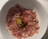 Hình bước làm 2 của món Nui sốt thịt bằm bột nghệ topping phomai lá mùi tây