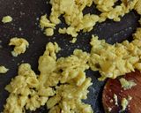 Foto del passaggio 4 della ricetta Riso basmati, piselli, funghi e uova