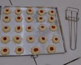 Foto langkah ke 5 dari resep Strawberry thumbprint cookies 🍓🍓🍓.