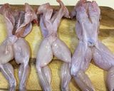 Hình bước làm 1 của món Ếch xào xả ớt