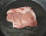 Foto del paso 1 de la receta: Paella de secreto de cerdo, espárragos trigueros y setas variadas