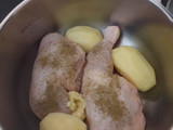 Pollo hervido con guarnición de pimientos del padrón y tomatitos