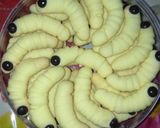 Foto langkah ke 5 dari resep Caterpillar Cookies.