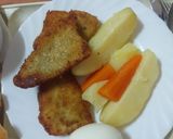 Foto del paso 5 de la receta: Merluza empanada con papas cocidas, zanahoria y huevo duro