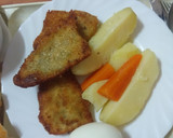 Foto del paso 5 de la receta: Merluza empanada con papas cocidas, zanahoria y huevo duro