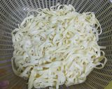 Foto langkah ke 1 dari resep Mi sayur.